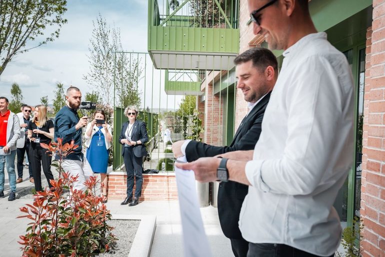 Raul Ţărnaru și Dan Munteanu în cladirea The Lake Home